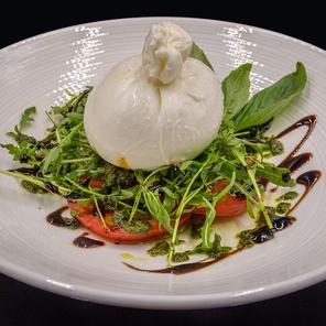 Буррата с томатами и песто