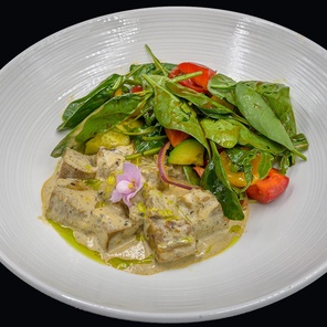 Тёплый салат с языком и трюфельным соусом