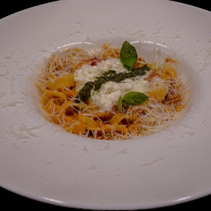Феттуччине с соусом помадоро и страчателлой