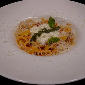 Феттуччине с соусом помадоро и страчателлой