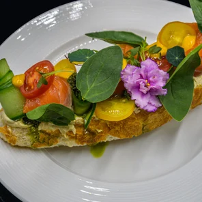 Брускетта с лососем